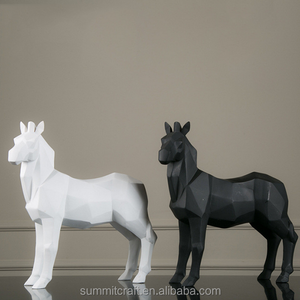 Statue de cheval en résine, cm, moderne noir et blanc, artisanal, statue blanche - Product Image 1