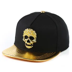 Siyah deri beyzbol şapkası perçin punk hip hop şapka kafatası altın plaka toptan snapback kap