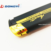 Briquet à gaz rechargeable en plastique doré avec revêtement en caoutchouc noir pour cigarettes