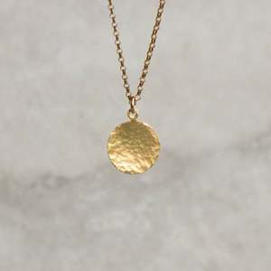 Personalizzato Oro Martellato Disc Collana per la Mamma Figlia, Regalo di giorno di Madri. - Product Image 2