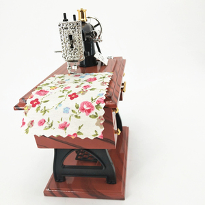 Caja Musical Decorativa <span class=keywords><strong>de</strong></span> Plástico con Diseño <span class=keywords><strong>de</strong></span> Máquina <span class=keywords><strong>de</strong></span> Coser <span class=keywords><strong>Vintage</strong></span> - Product Image 4