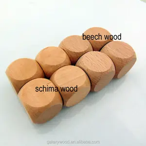 各种尺寸的定制木制骰子，印有字母和数字