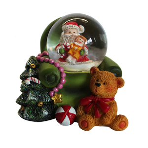 Globo di Neve Personalizzato con Orso su Albero di Natale Dipinto a Mano in Resina, Ornamento Realistico, Regalo - Product Image 1