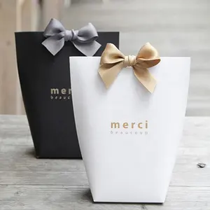 WLT2-242-bolsa de papel para cosméticos, embalaje de regalo de tamaño pequeño, clásico, blanco y negro, con impresión de logotipo de lámina dorada personalizada - Product Image 1