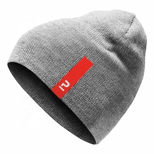 फैशन कपड़े परिधान पर सीना टैग कस्टम Debossed मुद्रण ब्रांड लोगो Beanies के लिए कृत्रिम पु चमड़े पैच लेबल