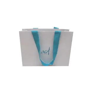 Fornitori della cina logo personalizzato di alta qualità bianco shopping bag di carta con nastro piatto per il regalo