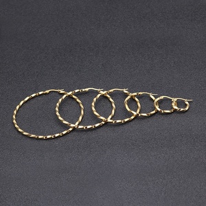 Neue Produkt Damen Multi Size große große Edelstahl gerollte gedrehte Creolen <span class=keywords><strong>Gold</strong></span> Ohrringe