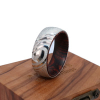 Nouvelle alliance de mariage design tendance en bois de bocote naturel et acier damas pour couples