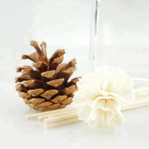 Ротанговая палочка с рассеивателем натурального цвета с цветами ручной работы - Product Image 1