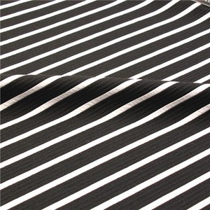Tela jacquard de poliéster suave y económica con rayas blancas y negras para prendas de mujer, 2026 - Product Image 3