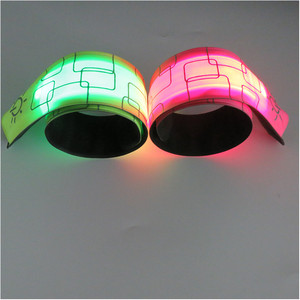 2025 Sports et divertissement LED Slap Bracelet multicolore Glow LED Brassard de course pour les décorations de fête