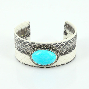 Brazalete Abierto Bohemia con Incrustaciones de Turquesa Verde y Pedrería, con Diseño de Piel de Serpiente Pitón, para Mujer - Product Image 3