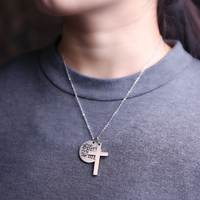 Vente en gros de bijoux en argent collier pendentif croix pièce personnalisée gravée elle croit pouvoir le faire collier