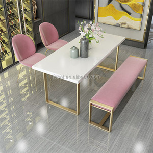 Set da Pranzo Moderno di Lusso in Velluto Rosa con Struttura Dorata - Piano in Marmo per Caffè e Ristoranti - Product Image 1
