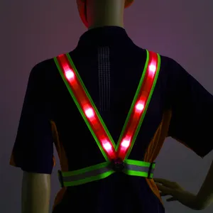蓝色照明反光安全运行交通带胶带带衬衫 v 背心与室外建筑工人 led灯