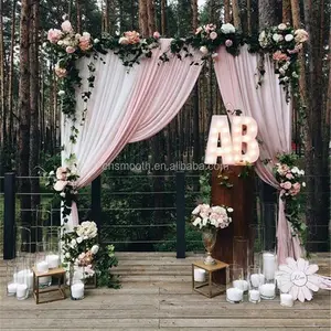 Sahne dekorasyon borusu ve asmak için arka planında çiçek perde tasarım düğün