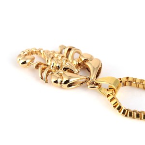 Collana da uomo con scorpione dorato, esagerata e di lusso, in metallo. - Product Image 3