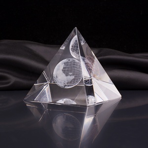 Gepersonaliseerde 3D Laser Kristal Piramide Voor Office Desktop Decoratie