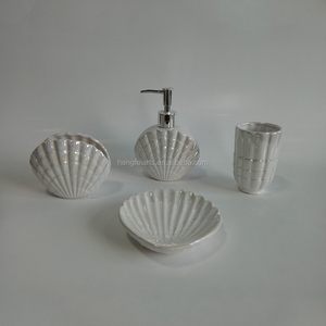 Set di accessori da bagno eleganti in ceramica stile oceano <span class=keywords><strong>Shell</strong></span> porta spazzolino da denti di Dehua Hengfei Arts Co. Ltd. per alberghi - Product Image 1