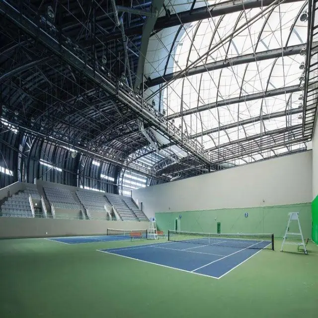 Gebrauchtes Stahlrahmen dach für den Tennisplatz bau