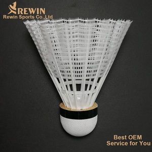 Volant de badminton MAVIS 300 en nylon avec bouchon en liège naturel pour entraînement en extérieur, haute durabilité, logo personnalisé, modèle de classe A - Product Image 3