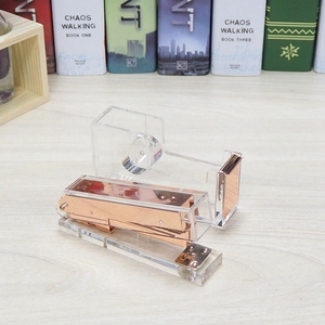Juego de escritorio de papelería de oficina con dispensador de <span class=keywords><strong>cinta</strong></span> y grapadora acrílica dorada Husien a precio de venta directa de fábrica - Product Image 2