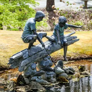 Jardin extérieur en métal de taille de vie bronze vilain garçon et fille attraper sculptures de poissons