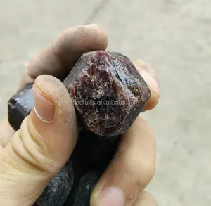 Großteil der natürlichen rauen Edelsteine Granat stein