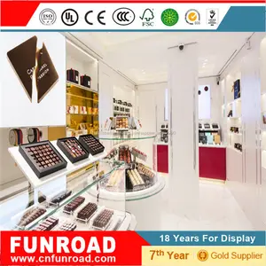 Tienda de Chocolate nuevo estilo y diseño para escaparate y mostrador con estantería de la exposición