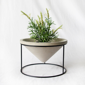 <span class=keywords><strong>Maceta</strong></span> Grande de Cemento en Forma de Cono con Base de Metal - Product Image 4