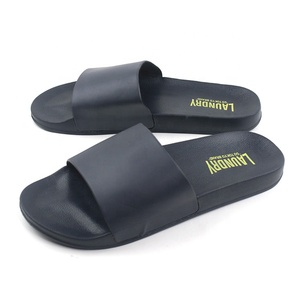 Sandalias deslizantes personalizadas para hombre, chanclas masculinas de gran tamaño, deslizantes de color liso, con logotipo - Product Image 3