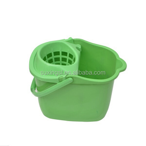 Balde de Plástico para Limpeza Doméstica com Esfregão - Product Image 1