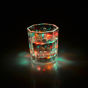 Benutzerdefinierte Logo Liquid Induction leuchtende blinkende Leuchte Achteckige Led Cup Glow In <span class=keywords><strong>The</strong></span> Dark - Product Image 1