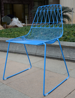 Chaise en fil métallique moderne et colorée pour l'extérieur