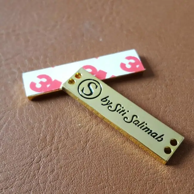 Пользовательский брендовый сплав с гравировкой одежды, швейная металлическая этикетка, металлический логотип с тиснением