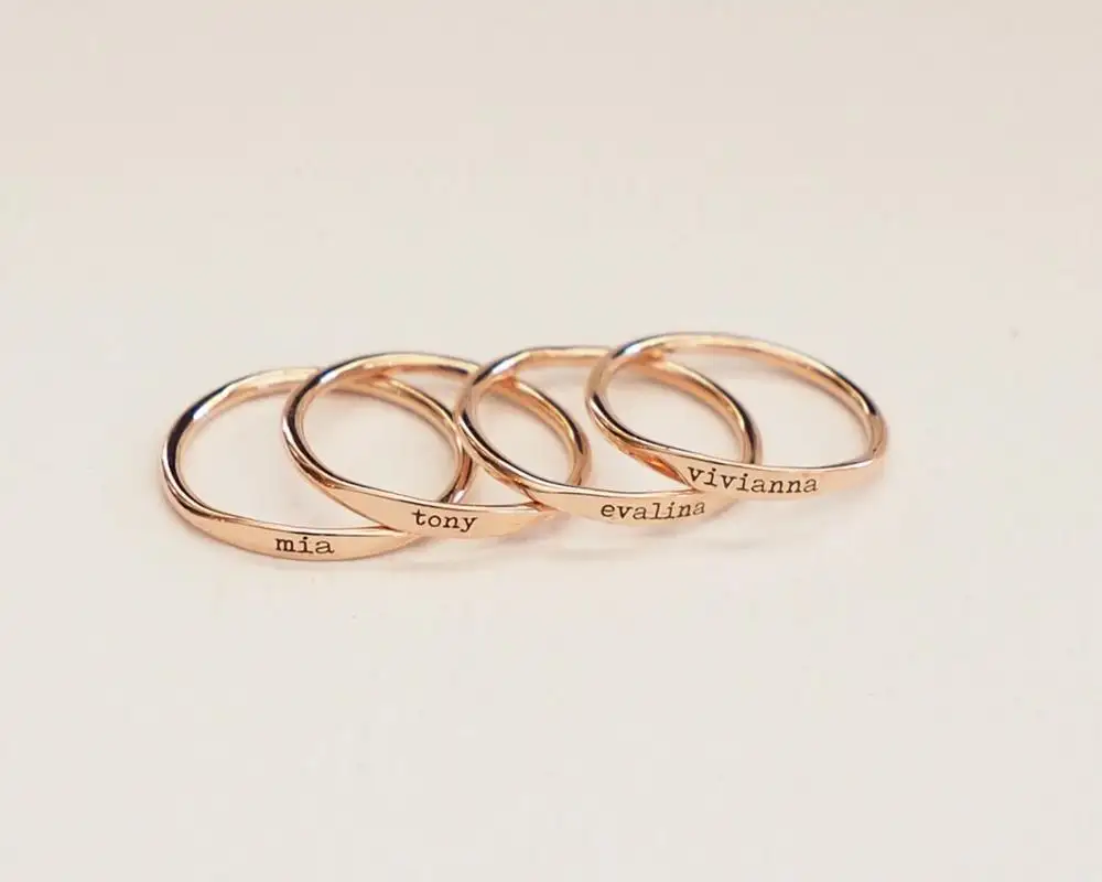 Custom ที่ละเอียดอ่อนชื่อแหวนสแตนเลสที่กำหนดเองซ้อนแหวนสำหรับ Bridesmaids ของขวัญเด็กชื่อ Mom ของขวัญของขวัญเพื่อนเจ้าสาว