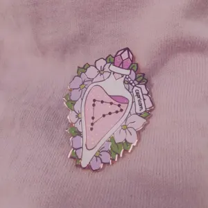 도매 사용자 정의 옷깃 핀 귀여운 디자인 에나멜 대량 꽃병 옷깃 핀