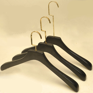 Cintres en bois robustes et antidérapants de luxe pour chemises et manteaux pour hommes, avec crochet doré, personnalisables et de haute qualité, vente en gros - Product Image 3