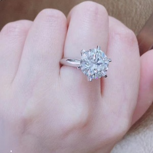 Anello di Fidanzamento con Moissanite Rotonda da 4 Carati in Oro Bianco 18k - Product Image 6