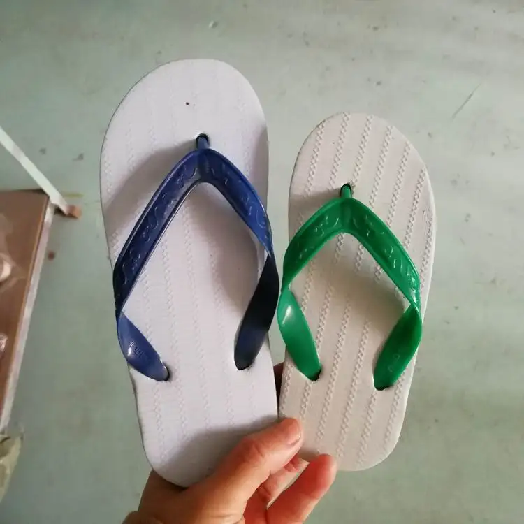 在庫ロットの靴フリップは、子供サンダルフリップ卸売余剰在庫販売のための