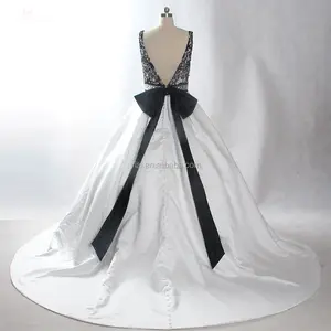 LZ229 Vestido De Noiva abito da sposa in rilievo di raso bianco abiti da sposa treno cappella appliquato di pizzo nero