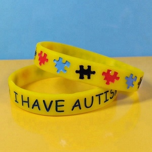 สายรัดข้อมือซิลิโคนเพื่อการตระหนักรู้เกี่ยวกับออทิสติก ลดราคาพิเศษ  แบบนูนลายและแบบเติมหมึก - Product Image 4