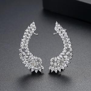 LUOTEEMI <span class=keywords><strong>Pendientes</strong></span> Ear Cuff con Pin Hipoalergénico para Mujer con Alas de Ángel de Circonita Cúbica de Lujo, Encantadores y con Personalidad - Product Image 4