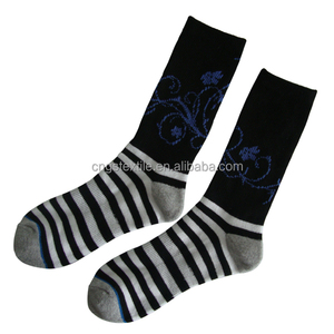 Haining gs personalizado diseño de rayas blanco y azul vid medio rizo algodon puño elástico calcetines de deporte para hombre - Product Image 1