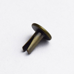 <span class=keywords><strong>Rivet</strong></span> fendu <span class=keywords><strong>bifurqué</strong></span> gravé avec logo en laiton personnalisé - Product Image 3