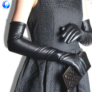 Gants en cuir longs en peau de mouton doublés de soie de couleur noire - Product Image 1