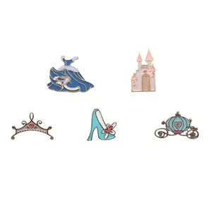Insigne en métal de conte de fées de voiture de citrouille de château de chaussures de cristal - Product Image 1