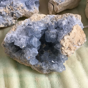 Cristallo minerale naturale guarigione <span class=keywords><strong>pietre</strong></span> grezze geode blu celeste campione per la decorazione - Product Image 4