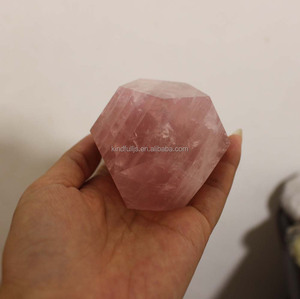 Modèle <span class=keywords><strong>de</strong></span> <span class=keywords><strong>cristal</strong></span> <span class=keywords><strong>de</strong></span> quartz naturel en forme <span class=keywords><strong>de</strong></span> dodécaèdre sculpté à la main pour la décoration intérieure et la fabrication <span class=keywords><strong>de</strong></span> mascottes, technique <span class=keywords><strong>de</strong></span> gravure - Product Image 4