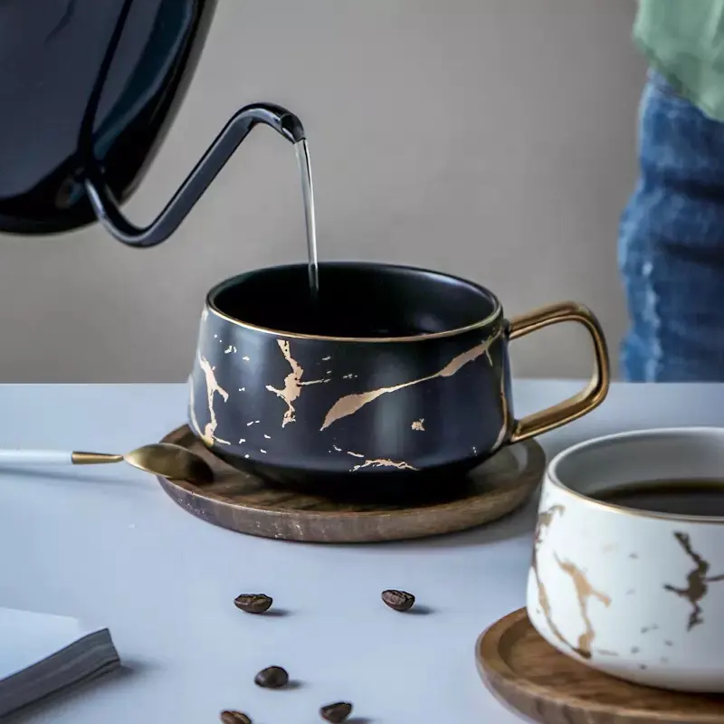Copo de cerâmica com molhador de madeira, copo preto glazed de café expresso com alça dourada